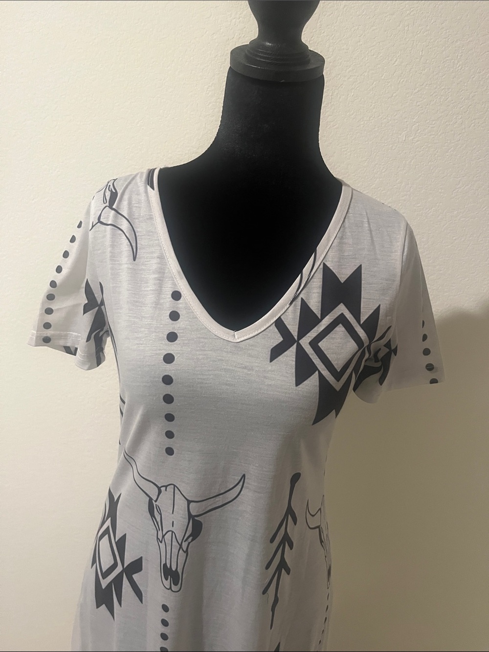 Women's V-Neck Short Sleeve Top in Light Gray with Black Western Print